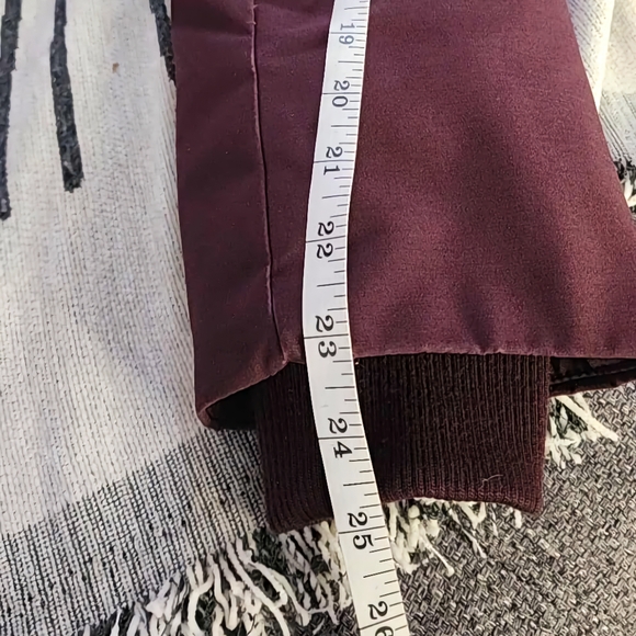 Uniqlo winter coat,size XS, burgundy color 🦭 - Picture 8 of 8